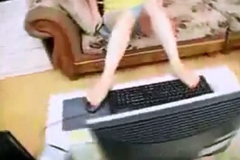 Game thủ nữ xinh đẹp chơi game bằng... chân