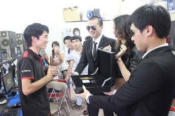 “Đột kích” hàng net, game thủ ngỡ ngàng nhận iphone vàng