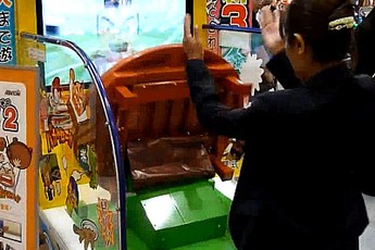 Độc đáo game "lật cái bàn" tại Nhật Bản