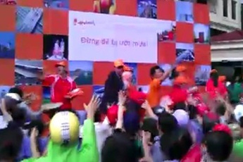Xấu hổ vì cảnh giành giật áo mưa của hàng trăm người tại Hà Nội