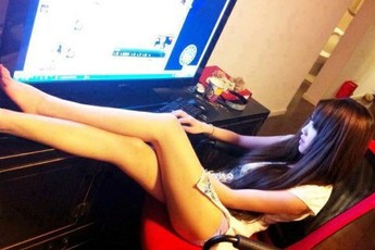 Chùm ảnh khi con gái chơi game ở nhà