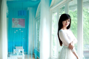 Nữ sinh Việt đẹp như tranh vẽ thạo 3 ngoại ngữ