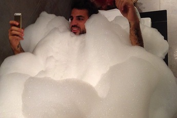 Fabregas bị chụp trộm đang tắm vì mải “luyện” Candy Crush