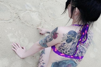 Hot girl xăm trổ diện bikini nóng bỏng trên biển