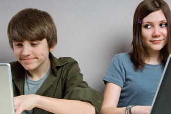 Facebook "thả cửa" cho phép teen công khai status