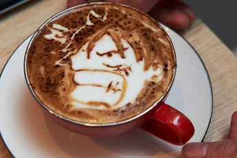 Ngỡ ngàng khi "uống nhầm" Luffy trong tách coffee