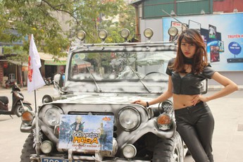 Hotgirl Đột Kích khoe đường cong trên phố