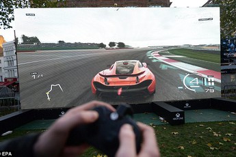 Liều lĩnh xông vào nhà cháy để cứu Xbox One