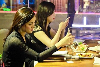 Chơi game được ăn tối với 4 hot girl Việt