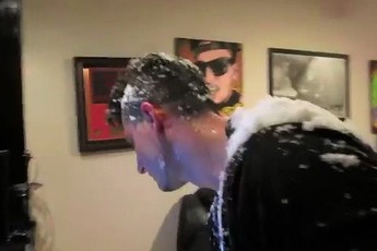 Mải chơi, game thủ bị úp cả xô tuyết vào đầu