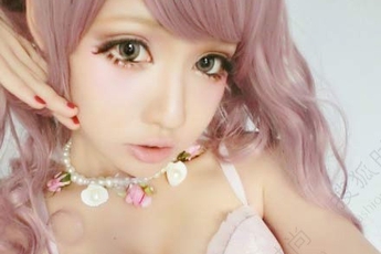 Cô gái có nhan sắc giống hệt búp bê