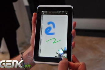 "Soi mói" HTC Flyer: Dùng bút trên màn hình cảm ứng điện dung?