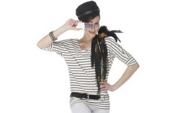 Nữ thủy thủ làm dáng với Lenovo S800