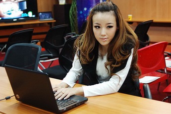 Người đẹp bên laptop HP G42