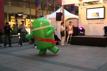 Cười ngả nghiêng với điệu nhảy của chú robot Android