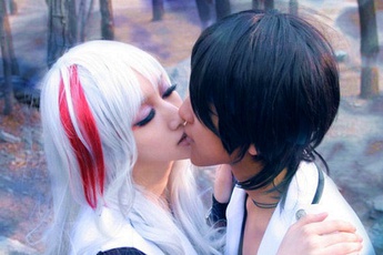 Đôi nam nữ tình tứ giữa rừng trong cosplay Tà Đạo