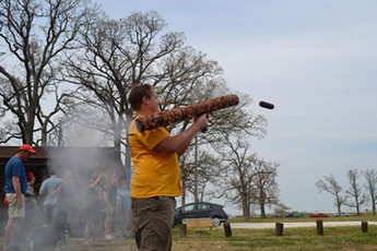 Súng chống tăng làm từ thịt nướng, đạn bằng xúc xích 