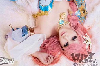 Nữ coser nổi tiếng trong lốt tiên nữ Aion tóc tím