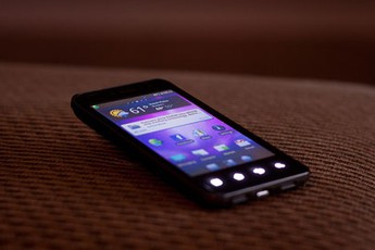 Nokia tìm cách bắt nhịp cuộc đua với ứng dụng Play To, Apple bắt tay hacker ?