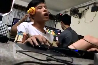 Chết cười với giọng ca siêu dị của game thủ Việt