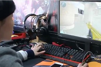 Xem nữ game thủ Việt trổ tài bắn Đột Kích