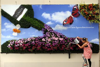 Ngỡ ngàng biển quảng cáo siêu độc đáo làm bằng hoa thật