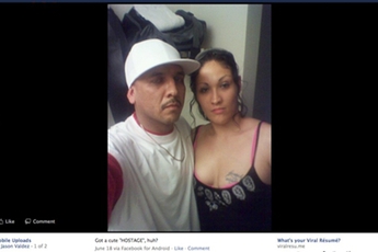 Bắt con tin, không quên cập nhật Facebook