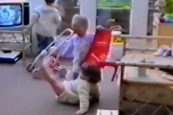 [Video] Chết cười với những hành động ngộ nghĩnh của các em bé