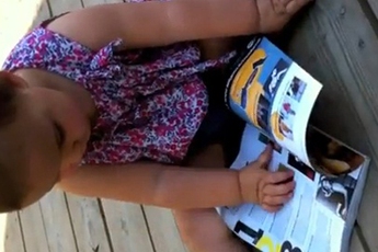 [Video] Em bé 1 tuổi chơi với tờ tạp chí như đang dùng... iPad