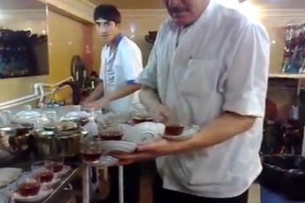 [Video] Đỉnh cao nghệ thuật phục vụ trà tại Iran