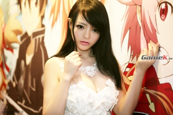 Những shot hình mới rất gợi cảm của showgirl Lí Linh