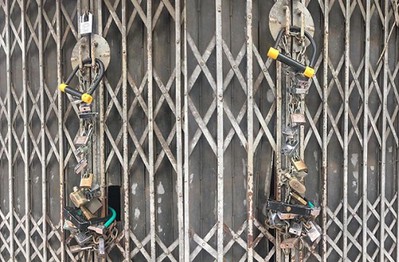 Sững sờ trước ngôi nhà được "bảo mật" nghìn khóa theo phong cách thủ công nhất, cộng đồng mạng tự nhủ: "Mỗi lần khóa cửa chắc phải 30 phút"