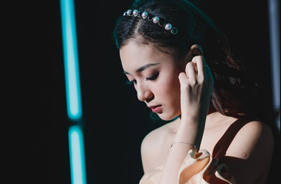 Dẫn chung kết ĐTDV mùa Xuân 2020, nàng MC xinh đẹp làm game thủ ngất ngây với nhan sắc hớp hồn