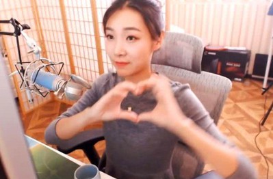 Thủ khoa đại học, tốt nghiệp thạc sĩ, nàng hot girl bất ngờ lựa chọn trở thành streamer, bị cả họ phản đối và cái kết khiến tất cả ngỡ ngàng