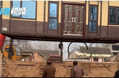 Con trai mua "biệt thự online" với giá gần 150 triệu đồng cho bố mẹ dưỡng già, nhìn công đoạn ráp nhà mà ai cũng hoang mang