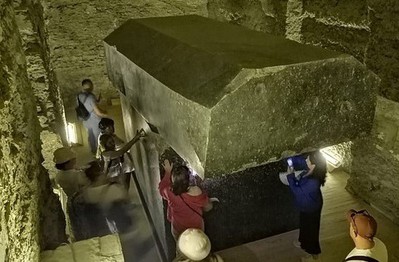 Bí ẩn về quan tài khổng lồ của đền Saqqara Serapeum ở Ai Cập
