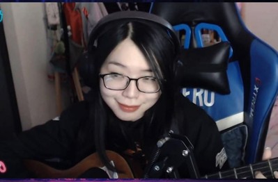 Cosplay Ahri cực kỳ nóng bỏng, Remind hỏi fan nam "đã hối hận chưa"?