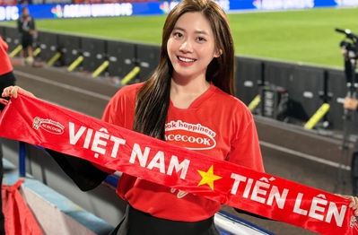 Ngắm dàn hot girl xinh đẹp, xuất hiện chiếm "spotlight" trên khán đài Việt Trì tối qua, có người từng là hoa khôi