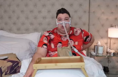 Hết lòng vì công việc, YouTuber tăng 171kg, cắm máy thở vẫn tiếp tục làm clip Mukbang và cái kết