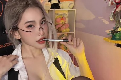 Nữ streamer tung loạt ảnh siêu gợi cảm trong ngày "comeback"