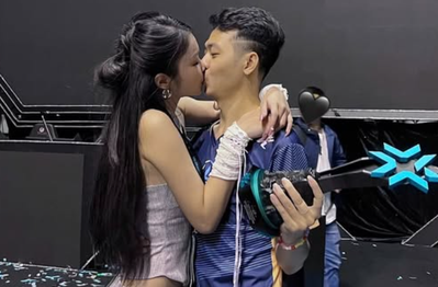 Hình ảnh nữ MC nóng bỏng và gợi cảm "khóa môi" bạn trai tuyển thủ trên sân khấu, nam tuyển thủ “flex” niềm tự hào