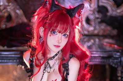 Chào năm mới, “siêu coser” 2,5 triệu follow tung bộ ảnh bỏng mắt người xem