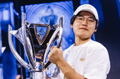 Hé lộ một hình ảnh của Gumayusi khiến fan lo ngại "tương lai giống Faker"