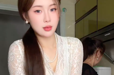 Đang nhảy sexy hút hồn fan thì bị mẹ "gank", cô gái "quay xe" phút chốc