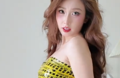 Mỹ nhân trend "băng keo" đăng tải bộ hình bikini nóng hơn thời tiết