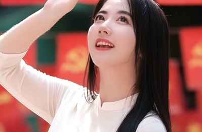 Cô giáo tiếng Nhật xuống phố, diện áo dài nhan sắc trong trẻo, fan nam muốn ngắm nàng thơ mãi không thôi!