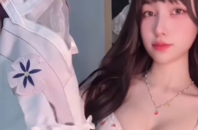 Chán cosplay, hot girl quay video "unbox" khiến người xem "ngợp thở"