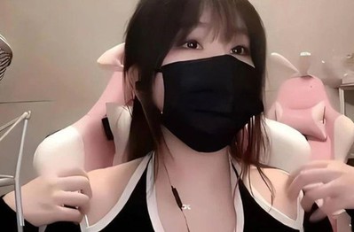 Nữ streamer "top 1 server" ngày ấy bị team qua đường tóm trọn khoảnh khắc không thể tin nổi