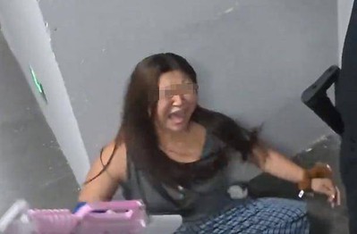 Chơi game thua, cô gái lao vào tương tác đối thủ, vừa đánh vừa "ăn vạ" khiến người xem "cạn lời"