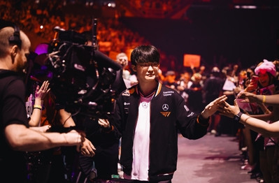 Faker tiếp tục có màn "gáy khét" dù chẳng hề nói câu nào